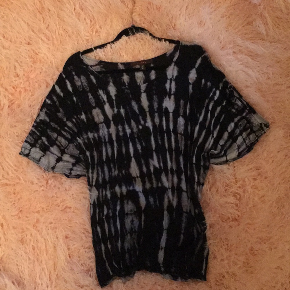 🖤🤍 Fever Tie-Dye Flowy Top – Size Medium 🤍🖤